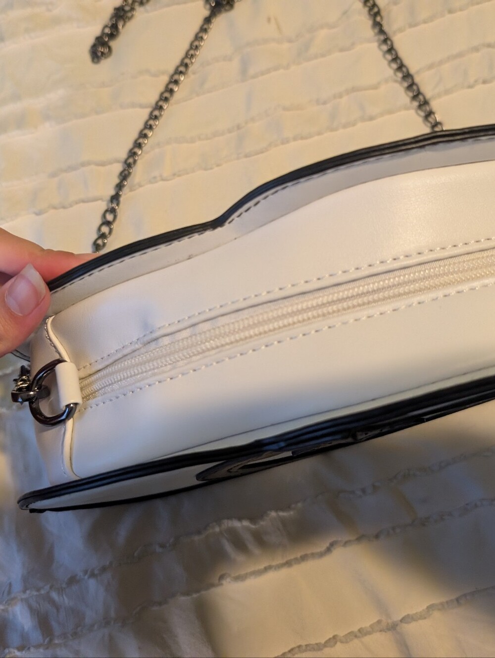 Cowboy Hat-Shaped Shoulder Bag in White and Black (3 For $25⭐) - Picture 4 of 10